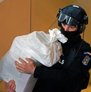 Lovitură DIICOT/ Droguri comandate din 3 țări, prin poștă și curier/ Ce au găsit anchetatorii în casa unui tânăr