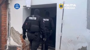 Acțiune amplă a polițiștilor din Argeș/ Percheziții într-un dosar de fals/ Trei condamnați pentru trafic de minori, duși la închisoare
