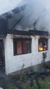 VIDEO | Incendiu puternic într-o gospodărie din Bughea de Sus/ O locuință a fost cuprinsă complet de flăcări<br>
