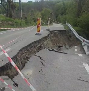 VIDEO ȘOCANT | Un drum județean din Argeș crapă în două/ Consiliul Judetean Argeș tace/ Drumul a fost modernizat recent/ Imagini ca după război