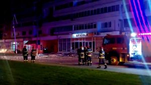 Dronă prăbușită peste un bloc din Galați/ Explozie și incendiu la etajul 10/ Două persoane primesc îngrijiri medicale