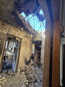 FOTO | Cum arată apartamentul din Galați peste care s-a prăbușit drona rusească/ „Ca o bombă. Au zburat termopane”