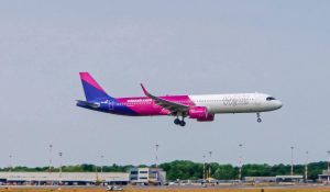 SCHIMBARE URIAȘĂ pentru românii care zboară cu Wizz Air/ Internet Starlink la 10.000 de metri/ Detaliul important despre preț