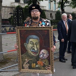 EXECUȚIE ÎN PLINĂ ZI lângă granița / Artist rus care îl ironiza pe Putin, împușcat mortal