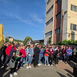FABRICA DE ARME CUGIR, BLOCATĂ DE REVOLTA MUNCITORILOR/ Oamenii au oprit lucrul după ce salariile nu le-au intrat pe carduri<br>