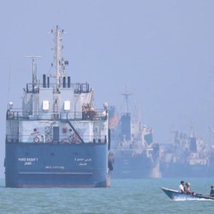 Alertă mondială pe piața petrolului/ Iranul anunță că închide din nou Strâmtoarea Ormuz, după atacurile Israelului în Liban