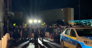 BĂTAIE CA-N FILME ÎN CAPITALĂ / Clanuri rivale s-au încăierat în stradă, iar scandalul a continuat chiar în fața Poliției