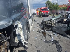 IMPACT GRAV PE DN7, ÎN ARGEȘ/ Patru victime, printre care și un copil, după un accident între un autotren și un autoturism