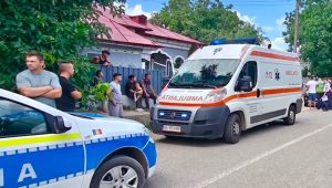 TRAGEDIE de nedescris/ Copil de doar un an și două luni, lovit mortal de mașina condusă de tatăl său<br>
