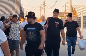 PROTEST CU SCÂNTEI LA BUCUREȘTI/ Oierii au forțat gardurile ANSVSA, iar jandarmii au folosit spray lacrimogen/ Fermierii cer demisia conducerii