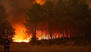 APOCALIPSĂ DE FOC în Europa/ Peste 300.000 de oameni evacuați/ Incendiile își produc propriile fulgere