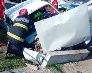 TRAGEDIE în Argeș/ Un mort și doi răniți, după ce o mașină a intrat într-un cap de pod