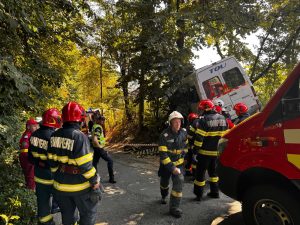 TRAGEDIE LA CÂMPULUNG/ Microbuz cu 18 persoane, condus de un șofer de 83 de ani, izbit de un copac/ Un membru al staffului Dinamo a murit