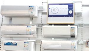 Românii păstrează electrocasnicele până se strică/ Vânzările de telefoane au scăzut cu 14%