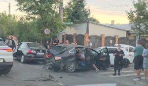 ACCIDENT ÎN LANȚ | Minor de 17 ani, fără permis, băut și drogat, a lovit cinci mașini/ Patru oameni au fost răniți