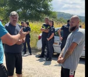Scandal la Mihăești/ Primărița PSD, acuzată de localnici că încearcă să le ia terenurile/ Patru echipaje de poliție au intervenit