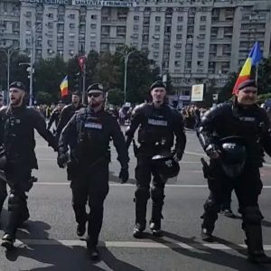 VIOLENȚE LA PROTESTUL FERMIERILOR | Îmbrânceli cu jandarmii și gaze lacrimogene în Piața Victoriei