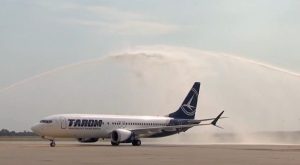 Cel mai modern avion TAROM poartă numele lui Mircea Lucescu | Primul Boeing 737 MAX 8 a ajuns în România<br>