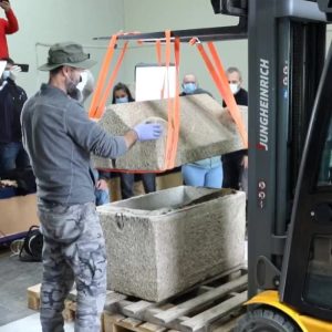 DESCOPERIRE RARĂ LA CONSTANȚA | Sarcofagul unui copil din epoca romană, găsit intact/ În interior s-au păstrat jucării, flori și un medalion care oferă indicii despre identitatea sa