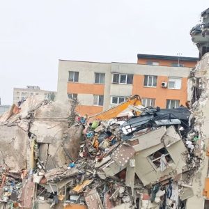 TREI ETAJE ALE BLOCULUI DIN RAHOVA, PUSE LA PĂMÂNT | La un an de la explozie, locatarii încă așteaptă să-și recapete casele<br>